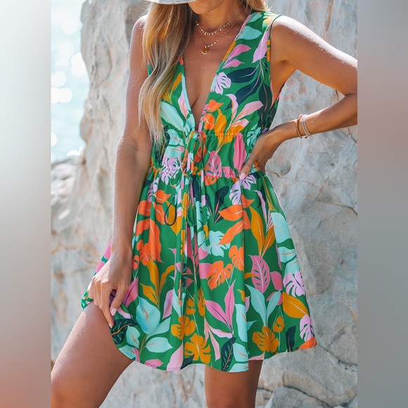 Cupshe Dresses & Skirts - ⭐️LAST CHANCE⭐️CUPSHE tropical leaf print plunge mini dress, never worn, large